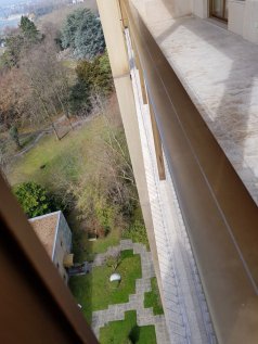 Protection du rebord du balcon, par la pose de pics  