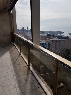 Protection de la main courante, par la pose de câbles tendus et pics sur rebords du balcon   